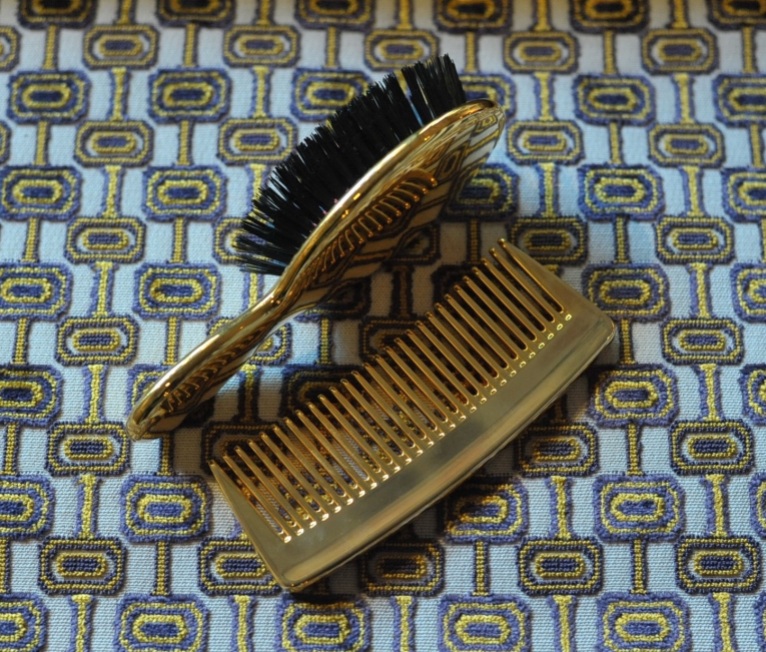 'Ines' Oro/Marron by Lorenzo Castillo for Gaston y Daniela.Travel brush & comb by Aerin.